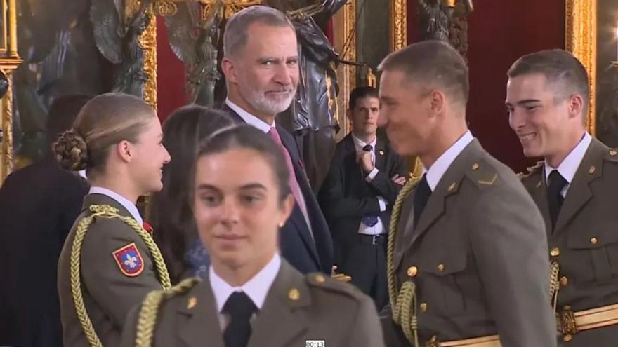 El gesto de Leonor recibiendo a uno de sus compañeros durante el besamanos que ha desatado los rumores: &quot;Estos dos se han liado&quot;