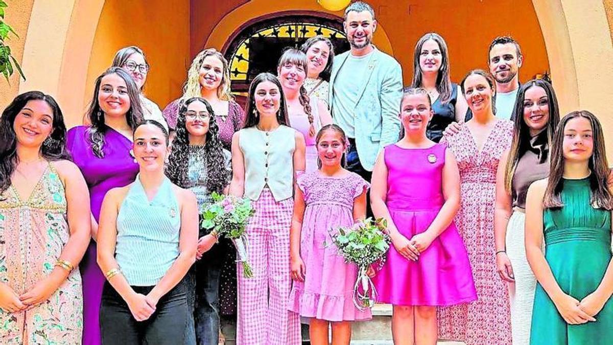 Las futuras falleras mayores, acompañadas por la Junta Local Fallera.