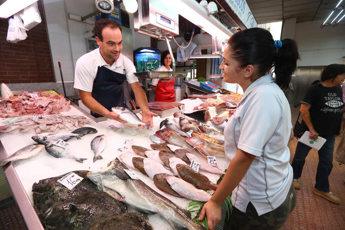 Una pescadería con dorada y lubina a la venta, en imagen de archivo