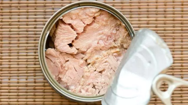 ¿Sabes qué es el líquido de las latas de atún y qué usos puedes darle?