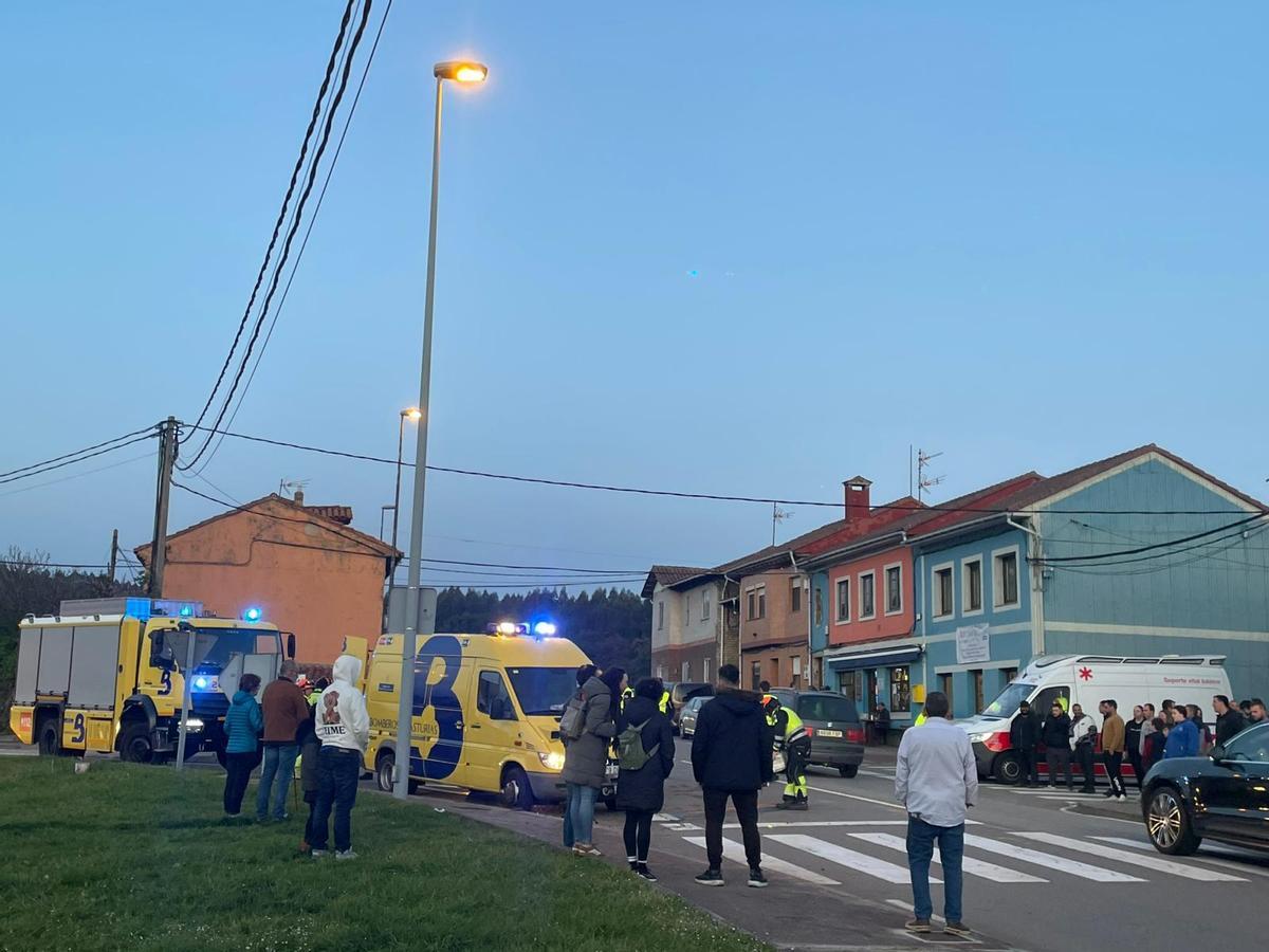 Dotaciones de Bomberos y una ambulancia en el lugar del accidente.