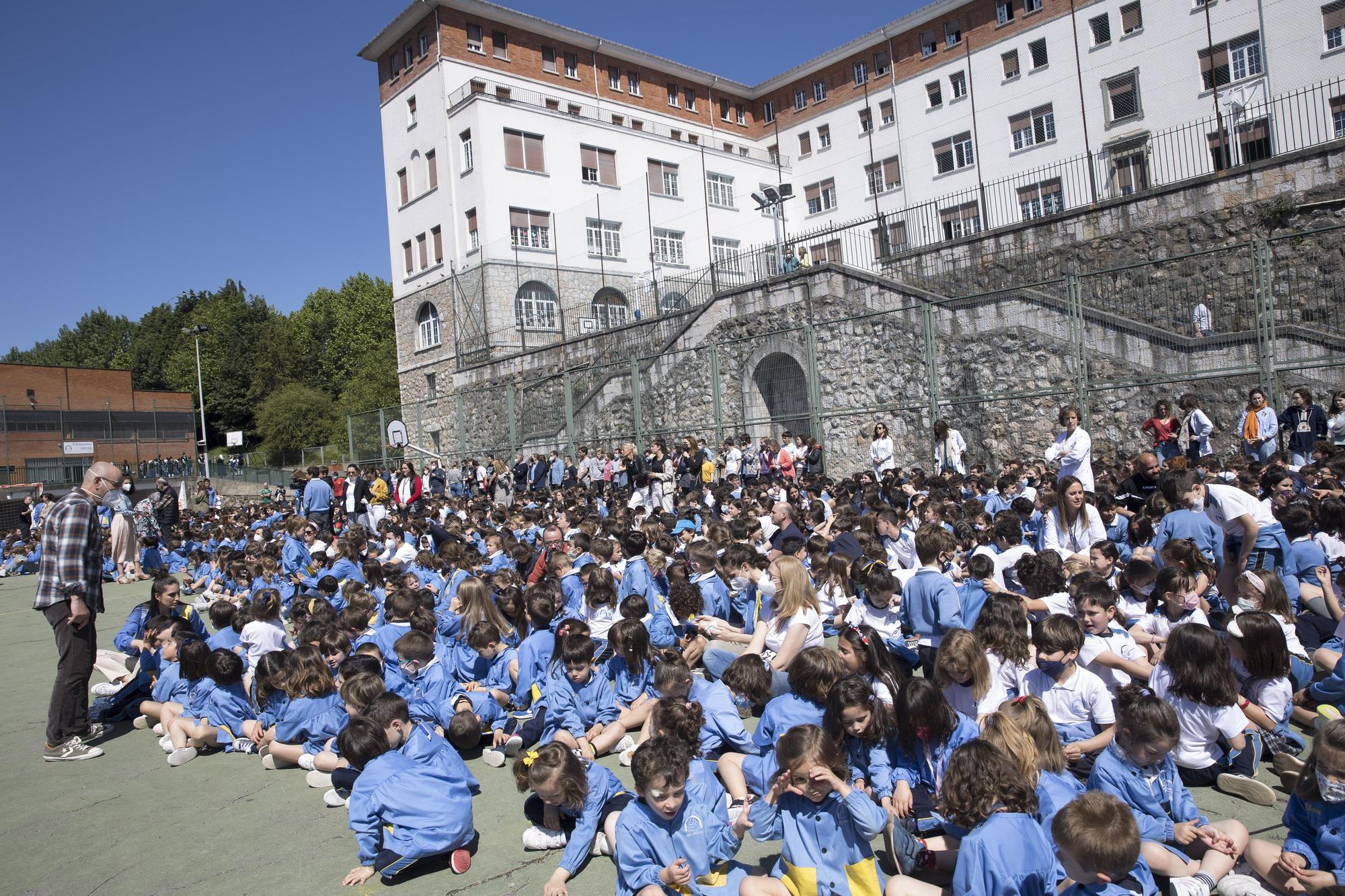 Izado de bandera en el colegio Santa María del Naranco