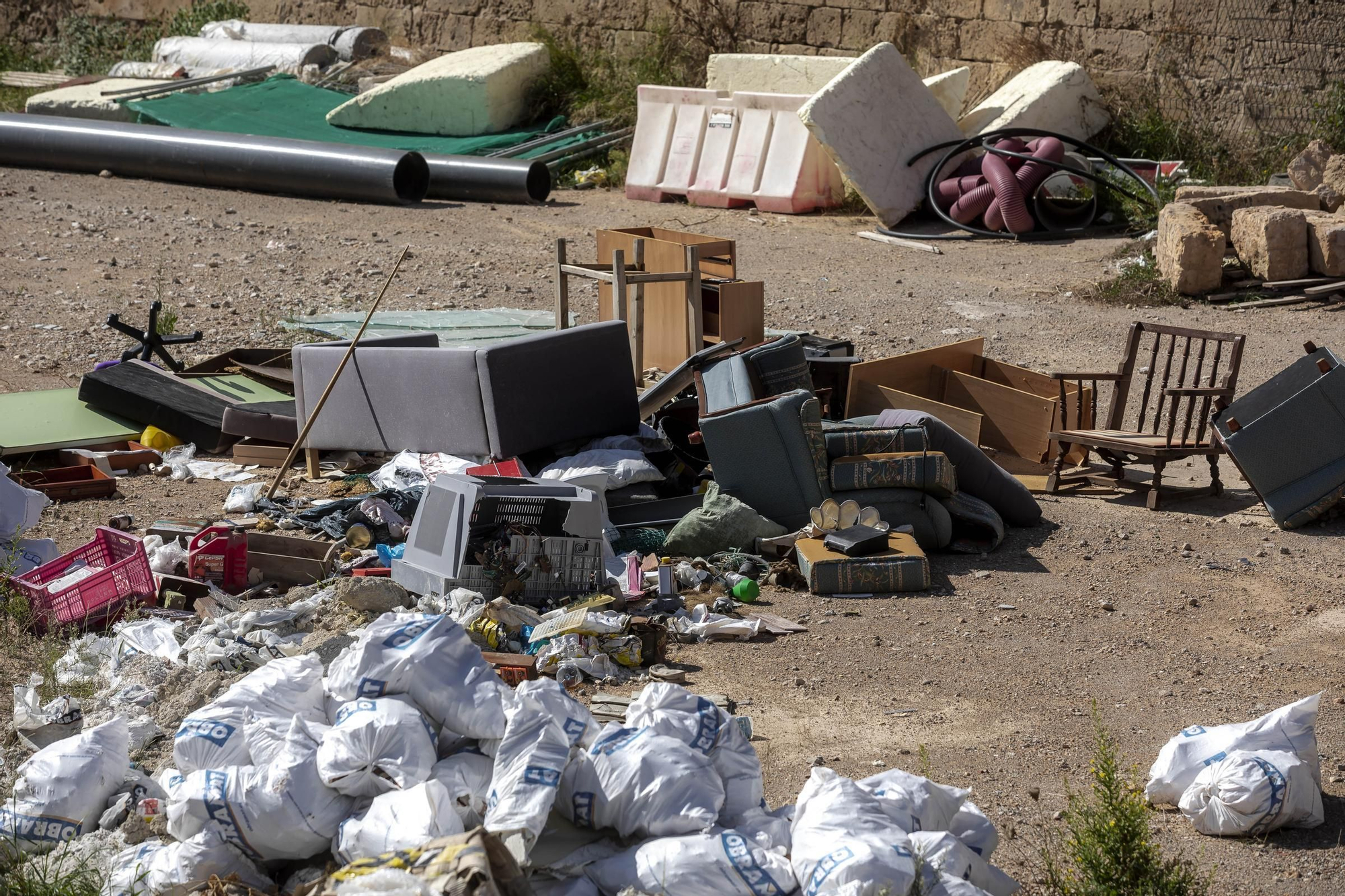 Un vertedero en el Baluard del Príncep: escombros, trastos y basura se adueñan de la antigua fortaleza de Palma