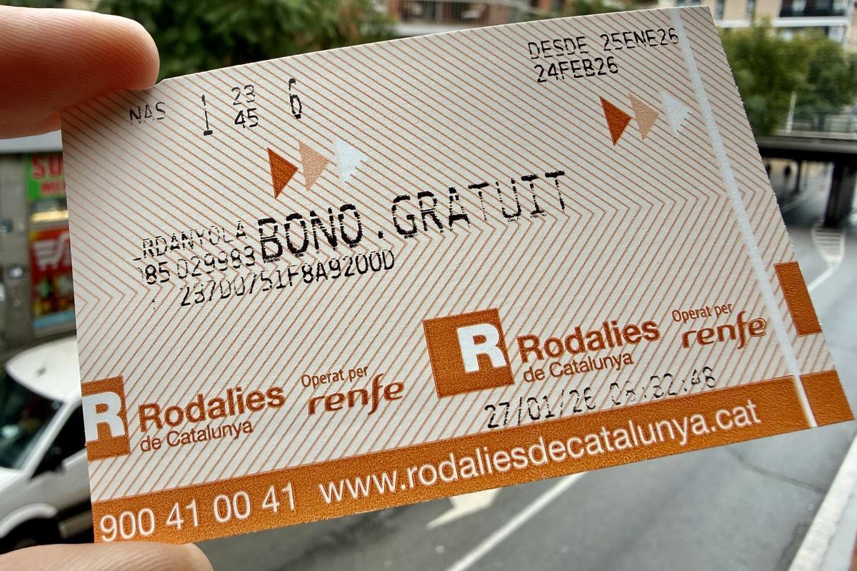 Un usuari sosté un abonament gratuït de Rodalies.
