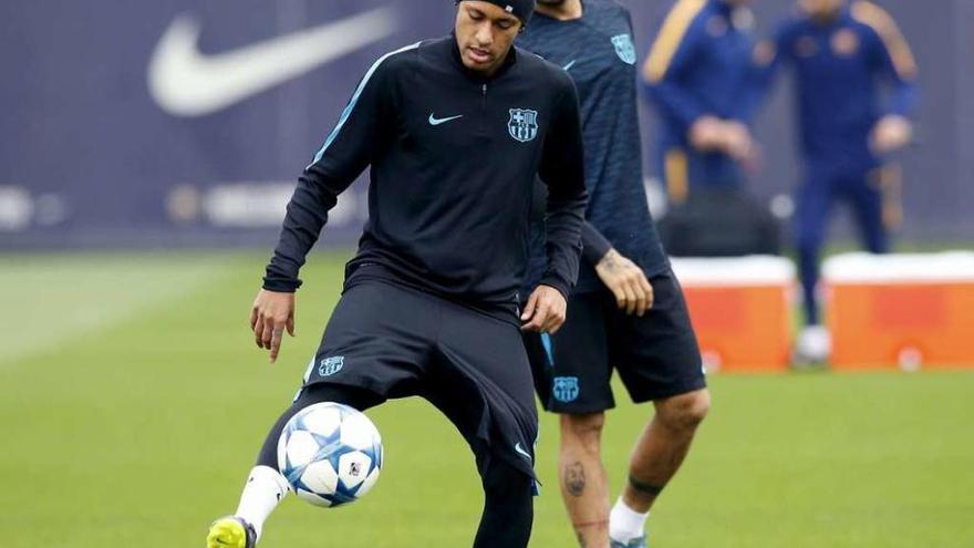 Neymar y Dani Alves, durante el entrenamiento de ayer del Barcelona. // Albert Gea