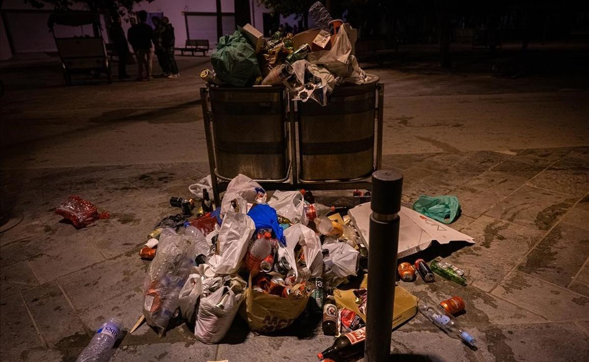 Restos de basura cerca de la playa de la Barceloneta.