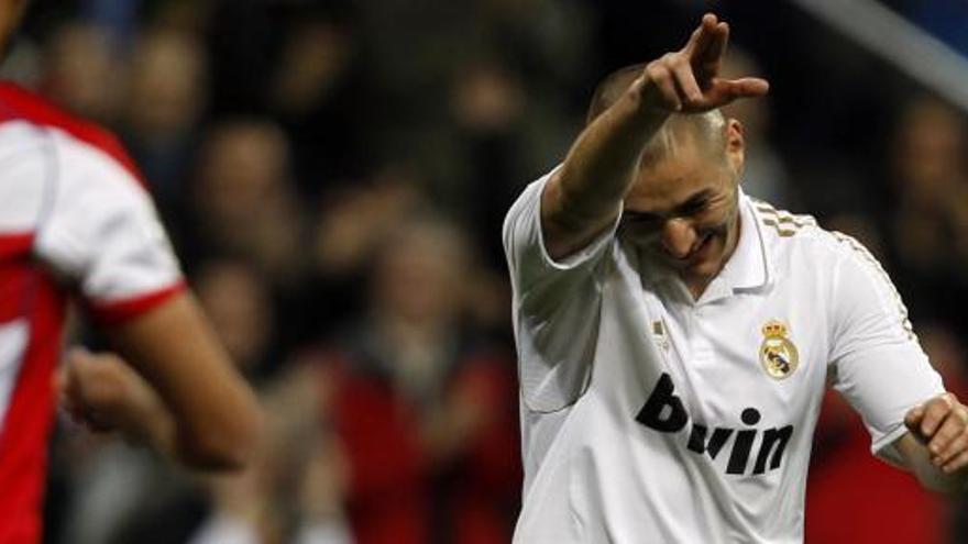 Benzema celebra uno de sus goles ante el Granada.