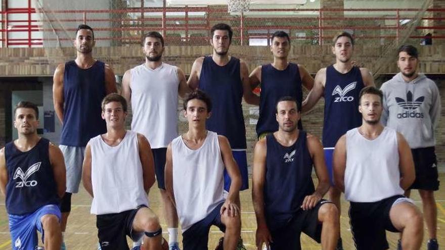 Los jugadores del VGO Basket, ayer en el Berbés. // Alba Villar
