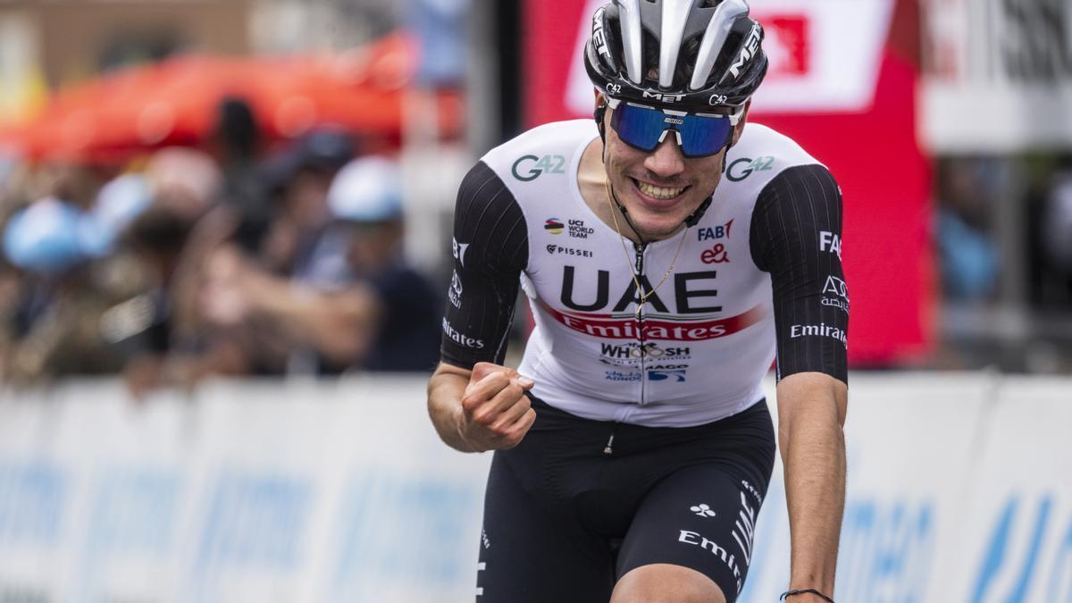Juan Ayuso celebra su victoria en la etapa 5 de la Vuelta a Suiza