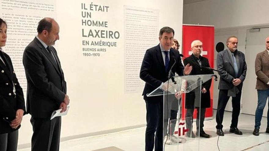 Rodríguez, no atril, na clausura da exposición de Laxeiro en París