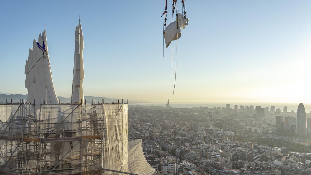 La Sagrada Familia culmina las torres de los evangelistas Mateo y Juan.