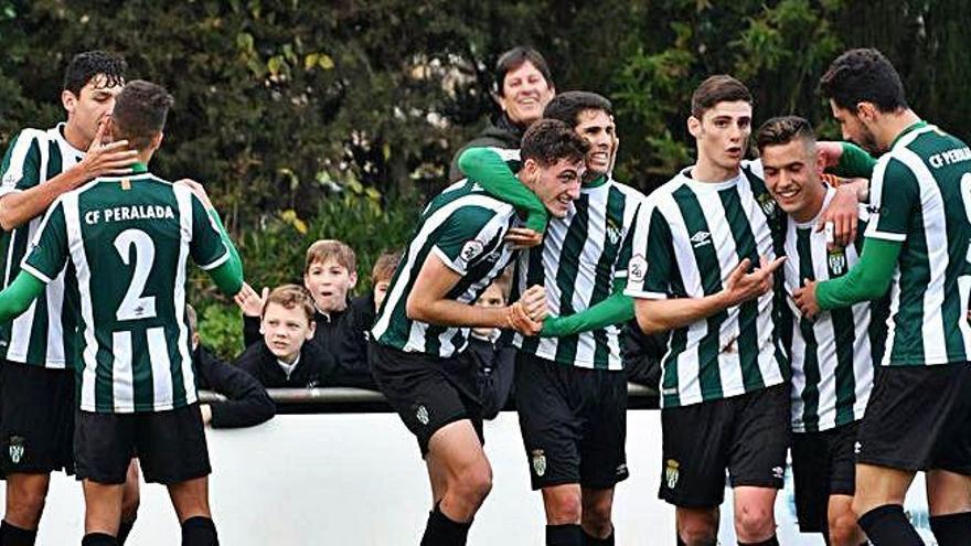 Els jugadors del Peralada, celebrant un gol dissabte passat contra el Castelló.