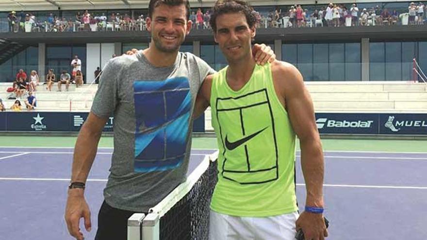 Dimitrov y Nadal, ayer, en la pista central de la academia de Manacor.