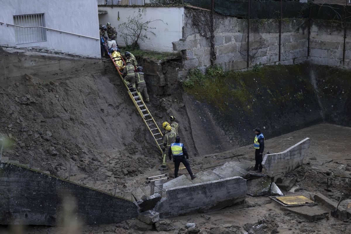 Tras el derrumbe del muro, los vecinos que habitaban el sótano del edificio tuvieron que ser desalojados por los bomberos desde el colegio