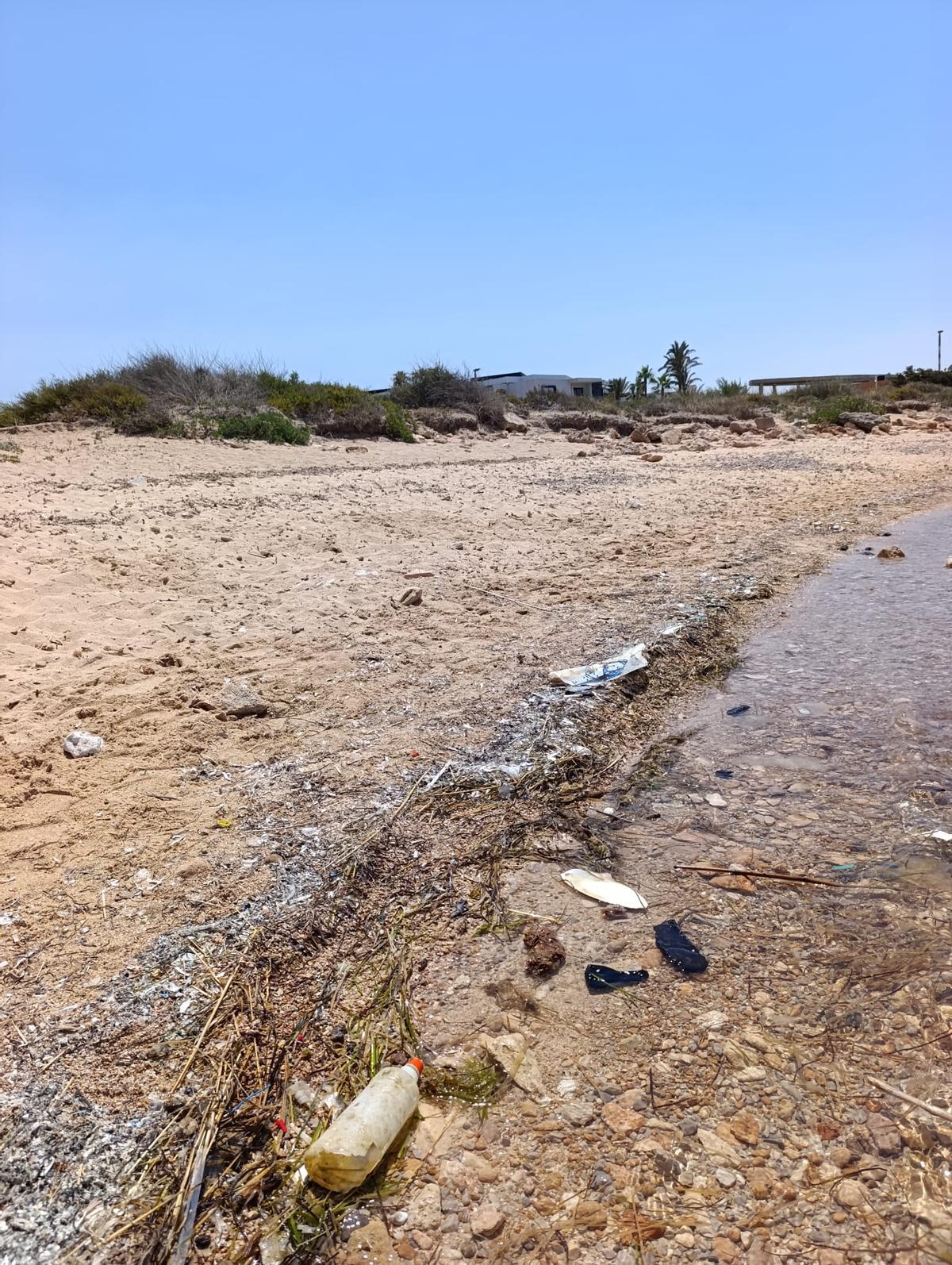 Playa Sa Bassa des Cabots, junto al paseo, entre dos hoteles