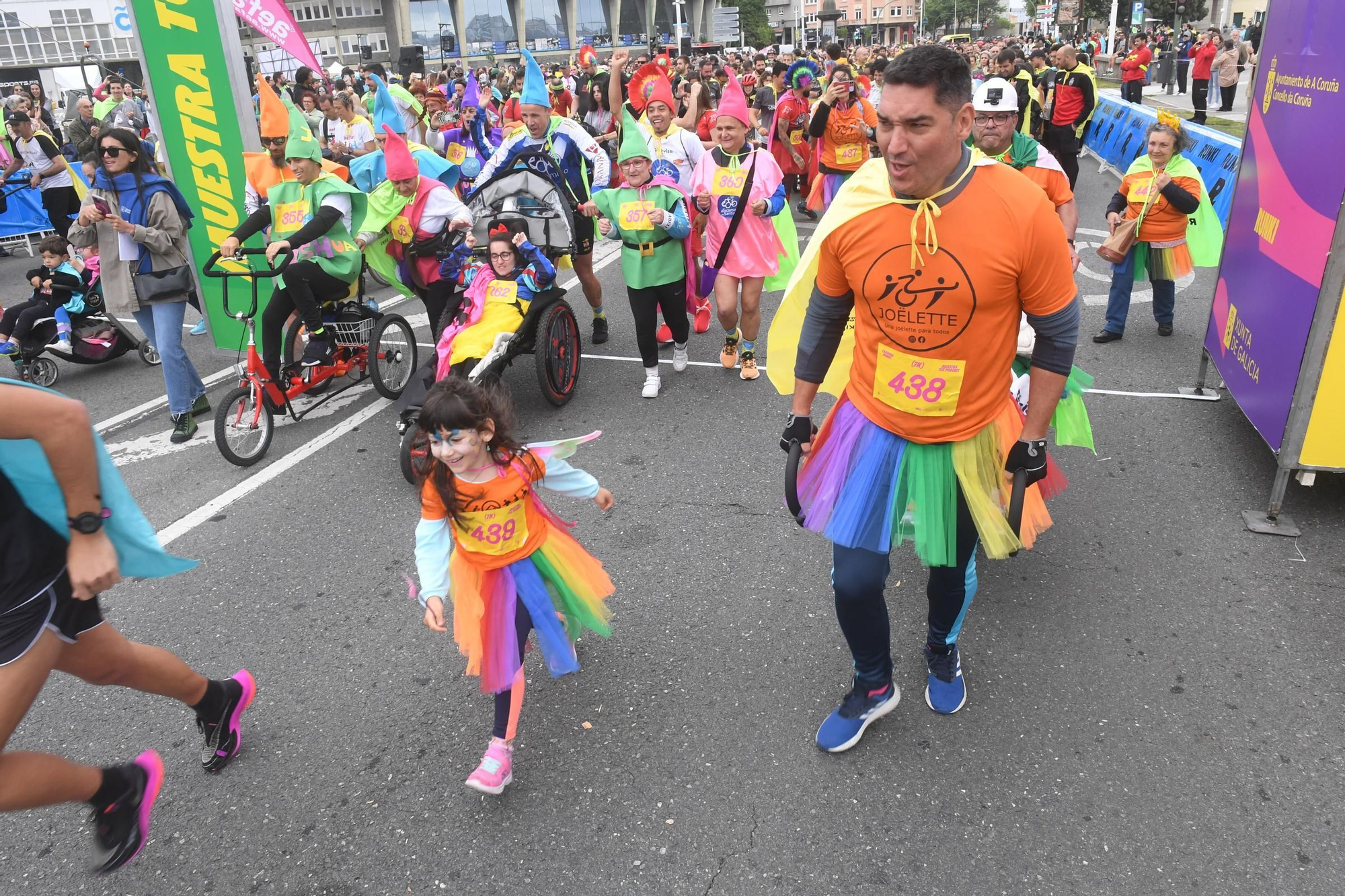 La carrera RUNKI, promovida por ENKI y Fundación Adcai inunda las calles de A Coruña con sus capas de superhéroes