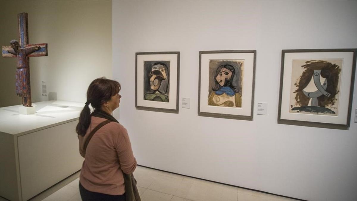 Un apartado de la muestra con tres obras de Picasso junto a 'La majestat Batlló'.