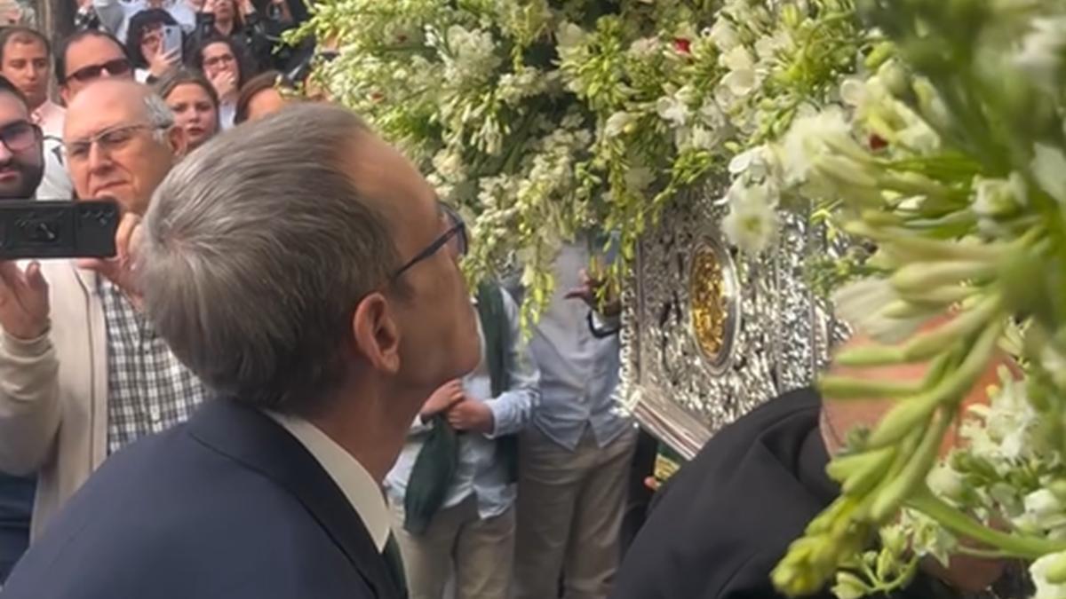 Rafael Gómez, del Bar Lucas, ante la Virgen de la Esperanza