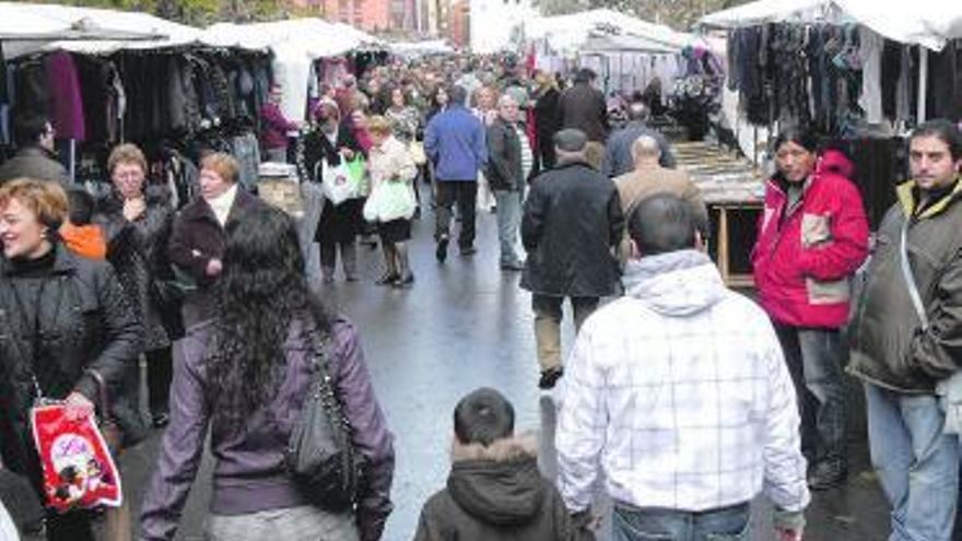 Vecinos de la comarca en el mercadillo semanal de Sama.