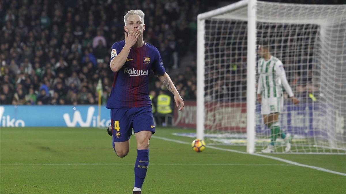 Rakitic celebra después de marcar en el Villamarín