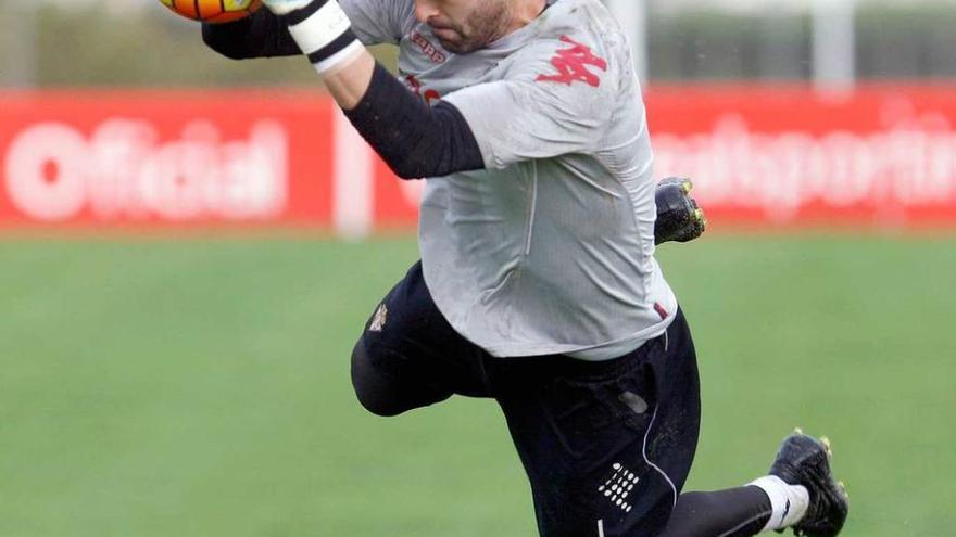 Cuéllar, atrapando un balón en el entrenamiento de ayer del Sporting en Mareo.