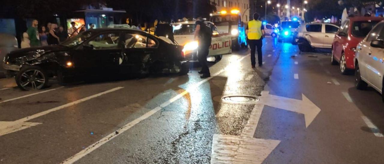 Dispositivo policial, en la madrugada de ayer, en la avenida de Pablo Iglesias, tras interceptar al conductor huido.