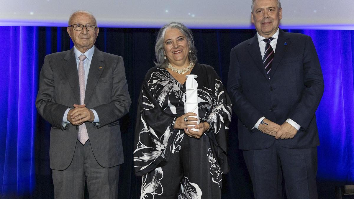 La investigadora extremeña, Ana Fernández-Sesma, recibe el premio Zendal, anoche en Vigo.