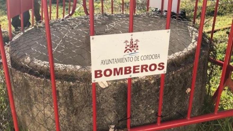 Los bomberos de Córdoba sellan y vallan varios pozos en la ciudad