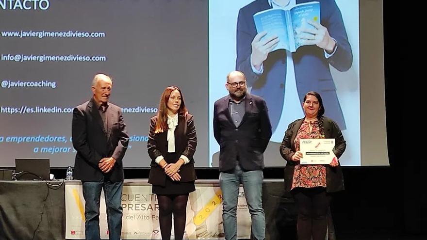 Eva María Salafranca recibe el galardón en el Teatro Serrano de Segorbe.