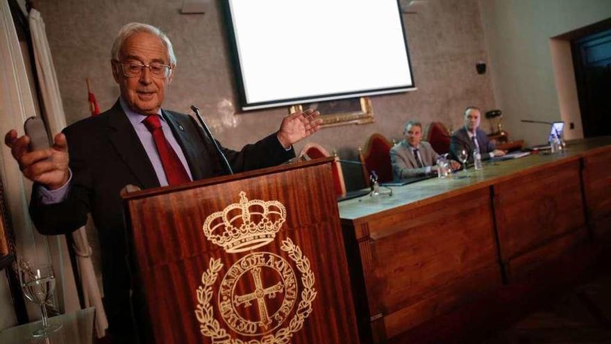 Vicente Luque Cabal, durante su intervención de ayer en el RIDEA. Al fondo, Manuel Gutiérrez Claverol, moderador de la charla, y Alberto González.