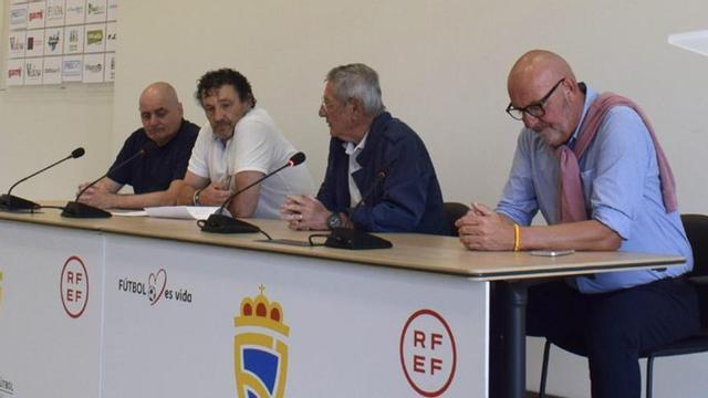 Por la izquierda, Nacho Canal y Chus Hevia, del comité organizador, y José Manuel Suárez y Miguel Rico, de la Federación Asturiana. |