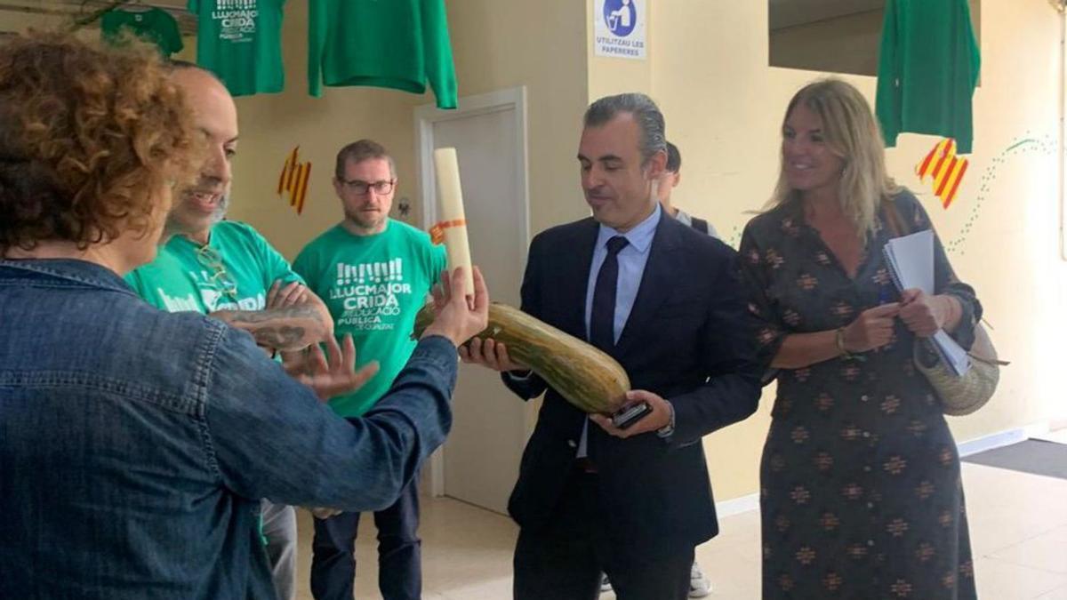 Antoni Vera, acudió este lunes al IES Llucmajor, donde varios profesores le recibieron con las camisetas verdes y le entregaron una calabaza