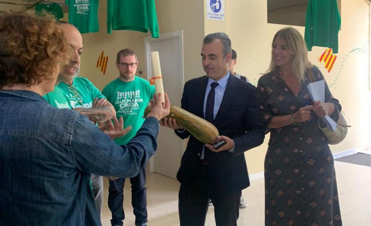 Antoni Vera, acudió este lunes al IES Llucmajor, donde varios profesores le recibieron con las camisetas verdes y le entregaron una calabaza