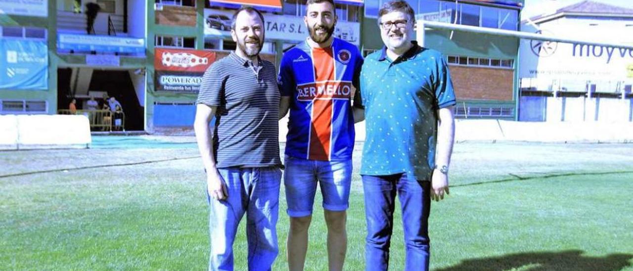 Modesto García y Damián Domínguez, ayer, en el campo de O Couto, con el nuevo fichaje Aitor Martínez. // Jesús Regal