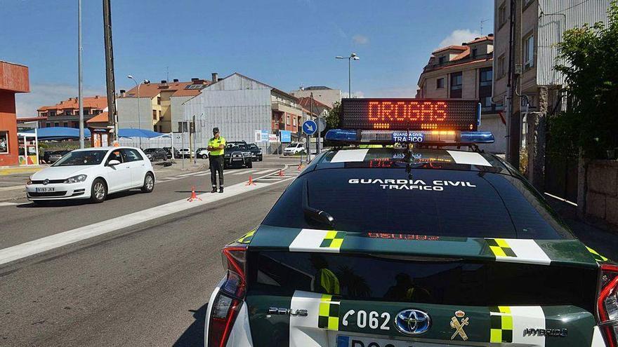 Una patrulla de la Guardia Civil de Tráfico durante un control de alcohol y drogas.