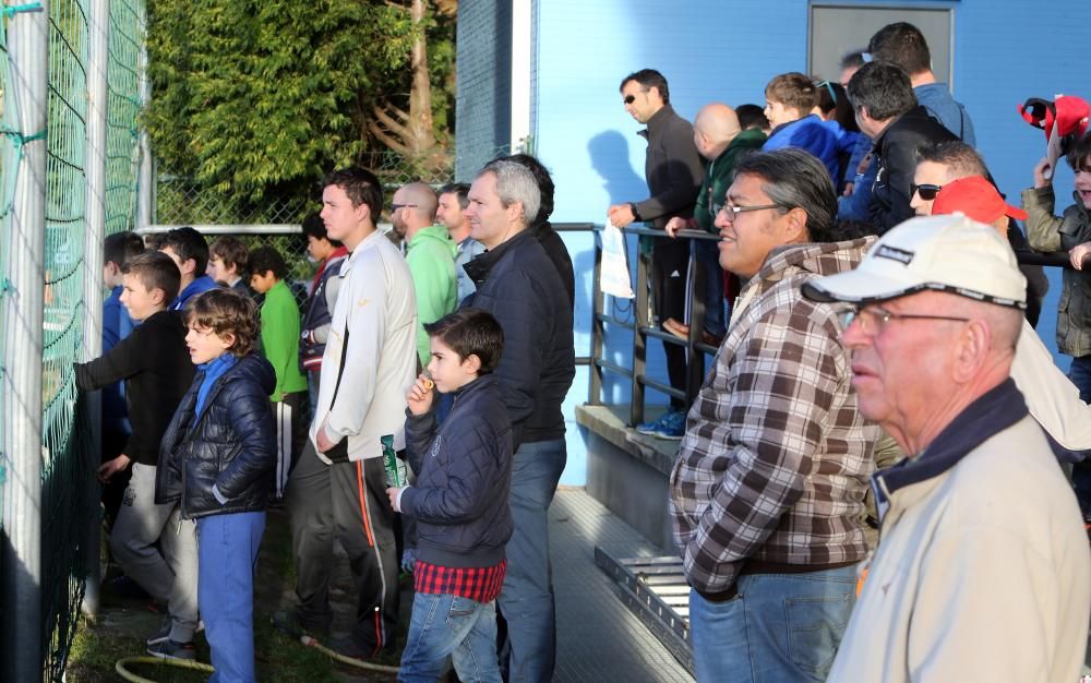 La hinchada celtista rodea al equipo en el entrenamiento a puerta abierta celebrado en la tarde de ayer en A Madroa