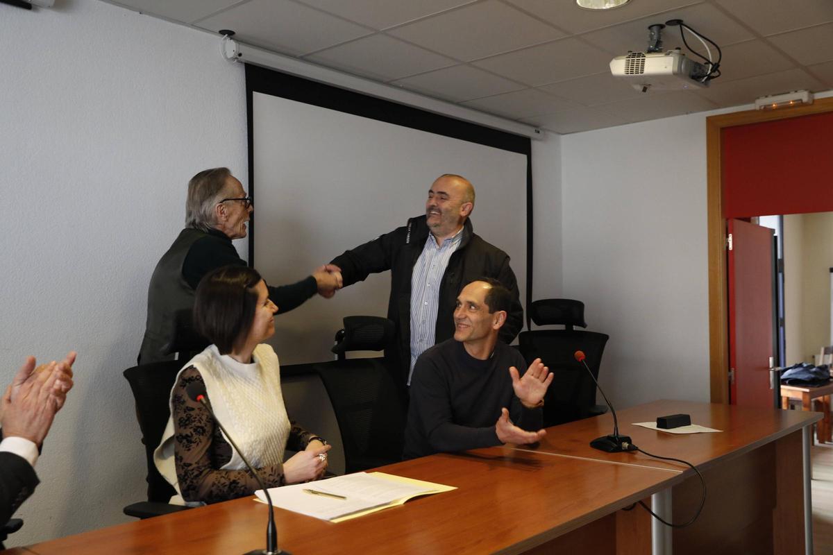 Pando y Artime sellando su amistad con un apretón de manos.