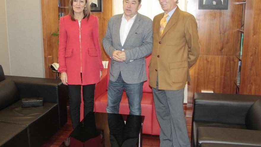 Elena Cartea, el alcalde y Antonio María de Ron en la recepción de ayer en el Concello. // Julio Santos