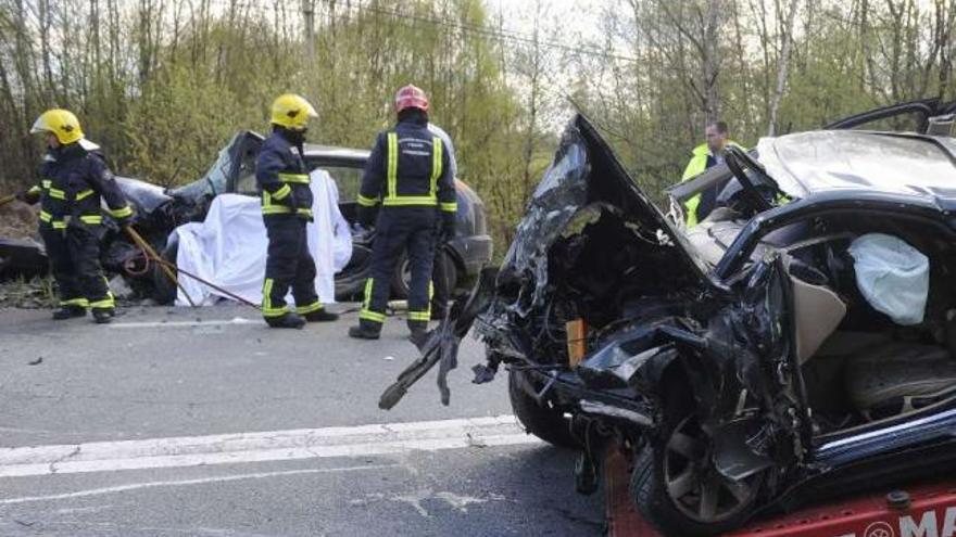 Una muerta y un herido grave en una colisión entre dos coches en Cesuras