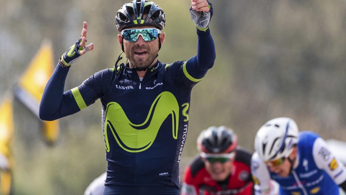 Alejandro Valverde celebra la quinta victoria en el muro de Huy lanzando una flecha imaginaria
