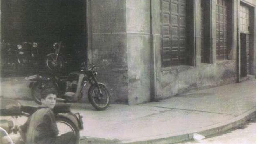 La tradicional esquina de Motos Galán en los años 60.