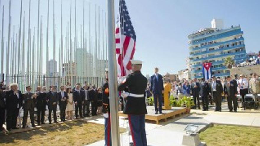 La bandera de Estados Unidos ya ondea en la embajada en Cuba