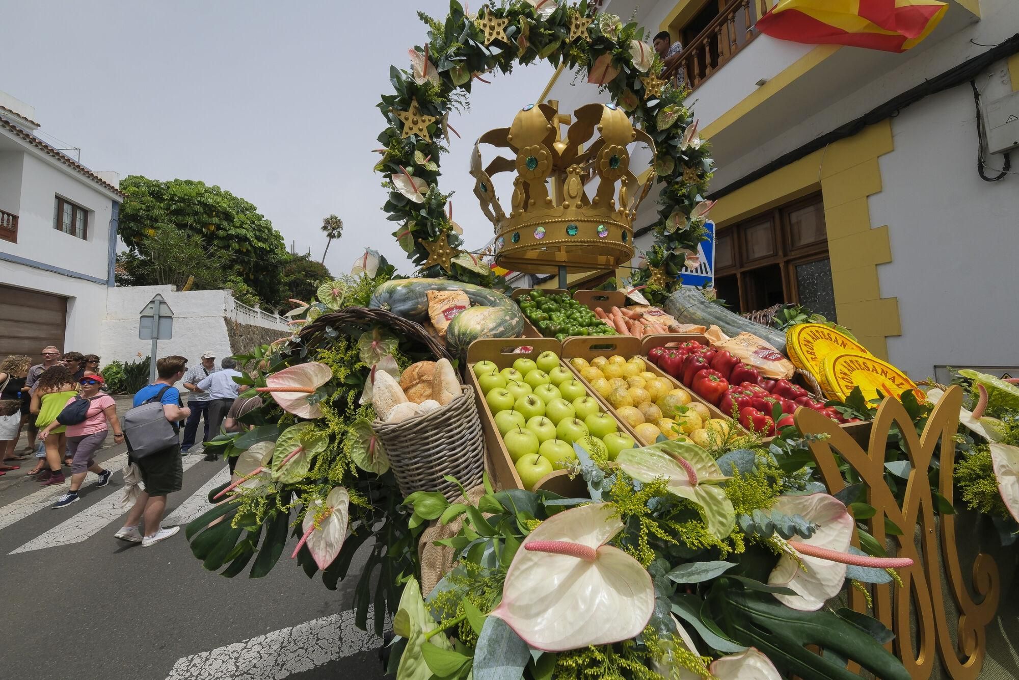 Ambiente previo a la romería del Pino. Las carretas aguardan junto al Castañero Gordo.