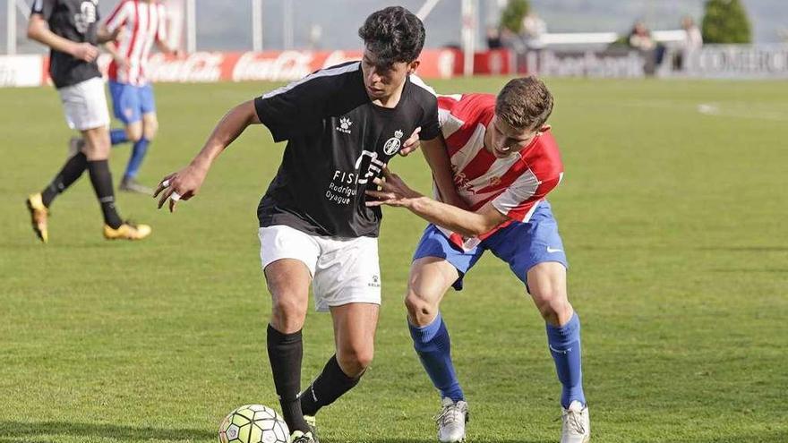 Una acción del anterior partido a domicilio del Real Avilés juvenil, ante el Sporting.