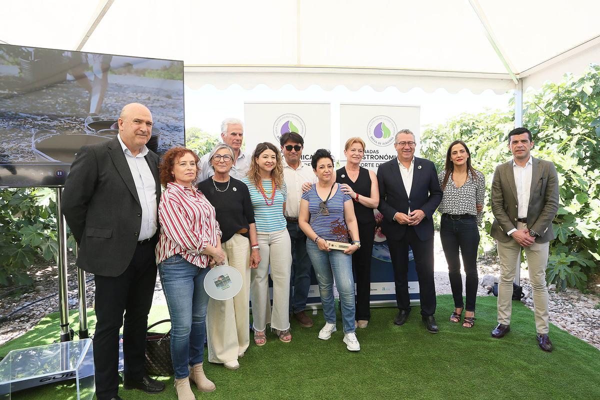 El acto ha contado también con la presencia del vicepresidente de la Asociación de Productores de la Breva de Albatera, Carlos Vicente, la madrina de este año, la chef Aurora Torres, y los diputados provinciales Antonio Bernabeu, Carmen Selles y Juan de Dios Navarro, así como productores, regantes y otras autoridades.