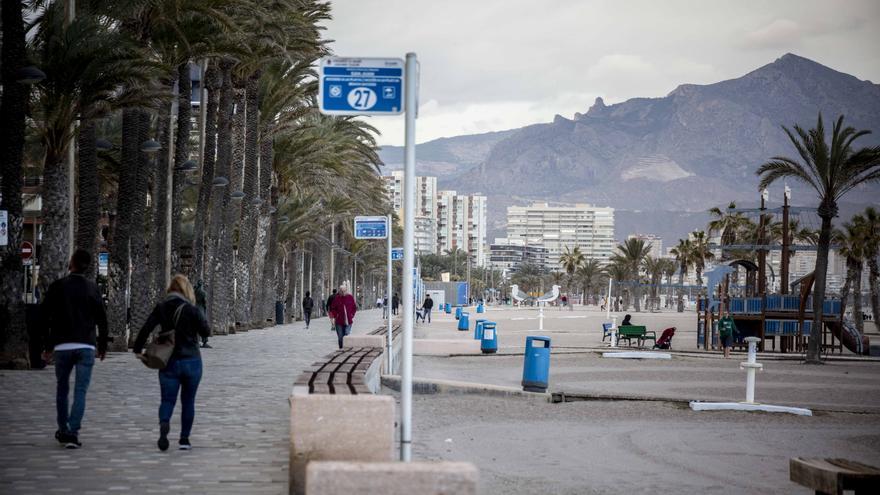 Alicante prepara sus playas con salvamento y servicios para la llegada de turistas en Semana Santa