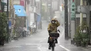 Más de un centenar de cancelaciones de vuelos y trenes en Japón por el tifón Ampil