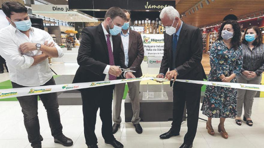 El alcalde de Arafo, Juan Ramón Martín, y el consejero delegado de DinoSol Supermercados, Javier Puga, inauguran la nueva tienda.