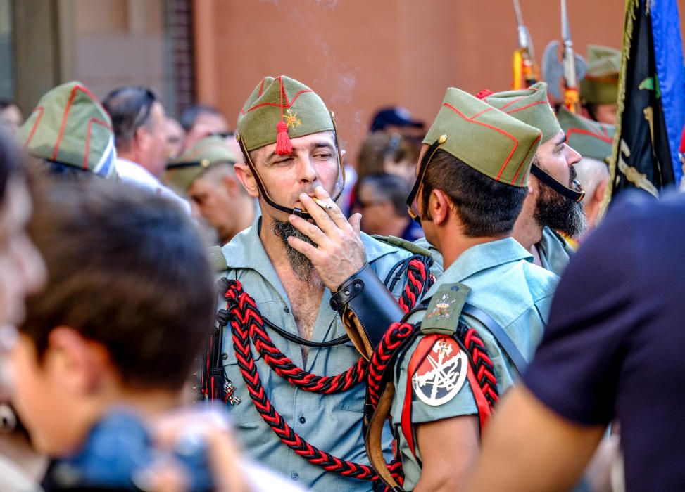 Multitud de público arropó la procesión organizada por la Hermandad del Calvario de Elda, en la que sesenta exlegionarios portaron a hombros el trono.