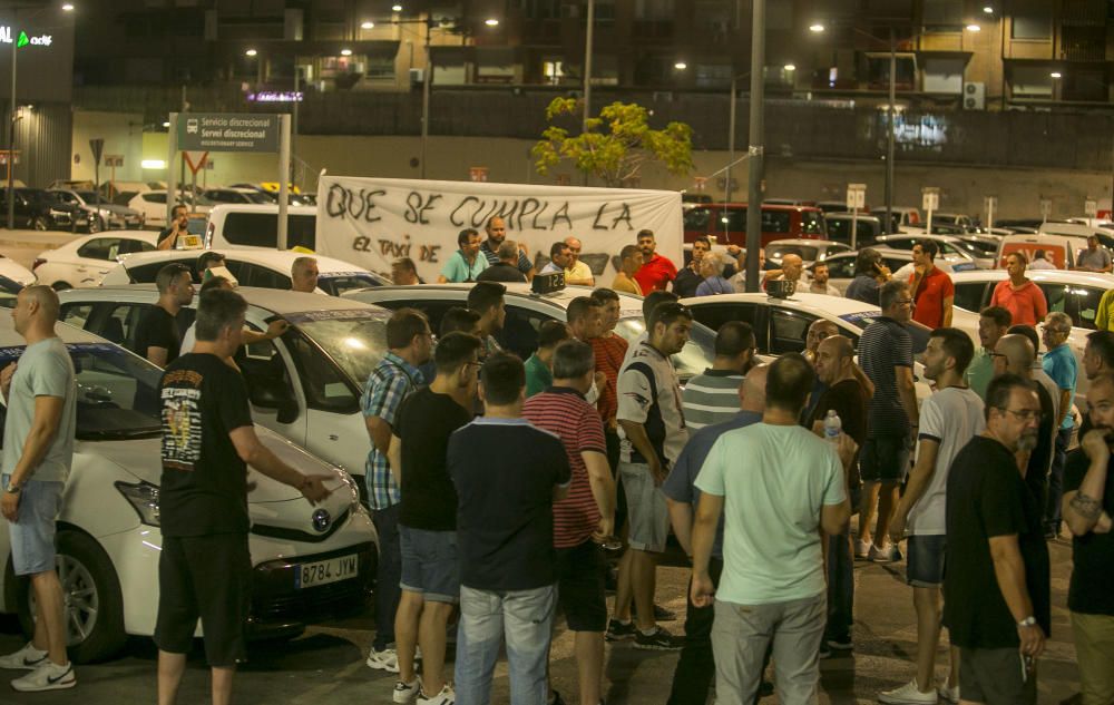 La huelga indefinida continúa: turistas cargados de maletas sin taxi en Alicante.